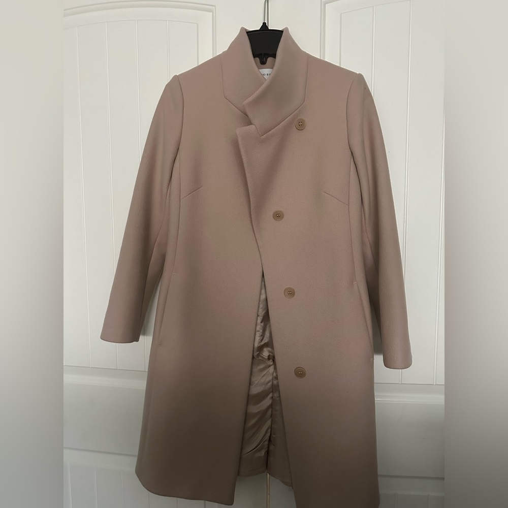 Beautiful classic Reiss coat, Carmel with a hint of pink, fit between a 2 to 4.